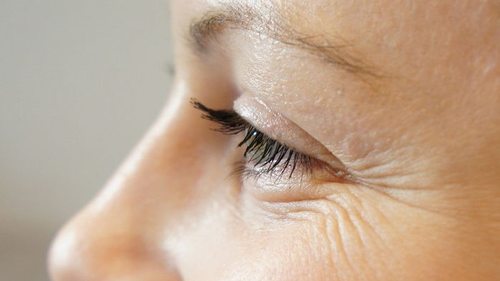 Как убрать морщины под глазами?