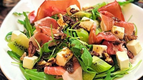 Салат с киви, фетой и хамоном