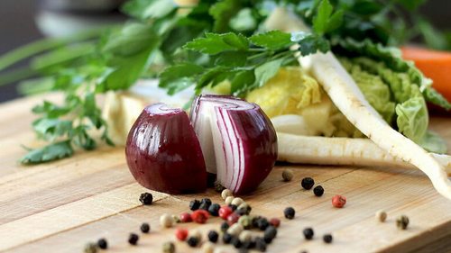 Свежий до 3 месяцев: как правильно хранить лук дома