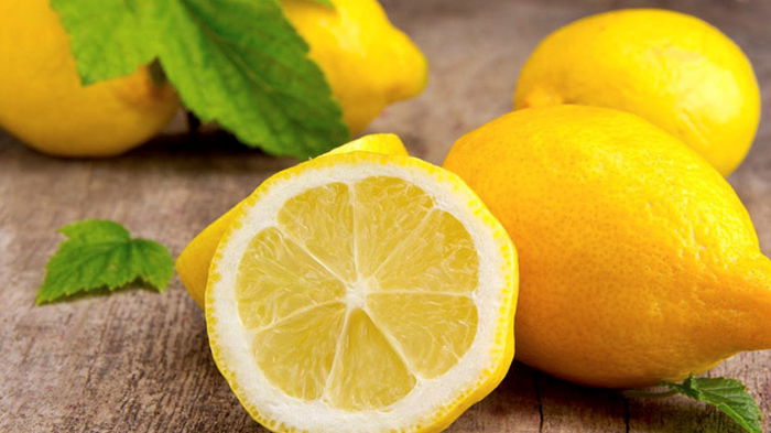 Лимоны в рационе: польза и вред для организма