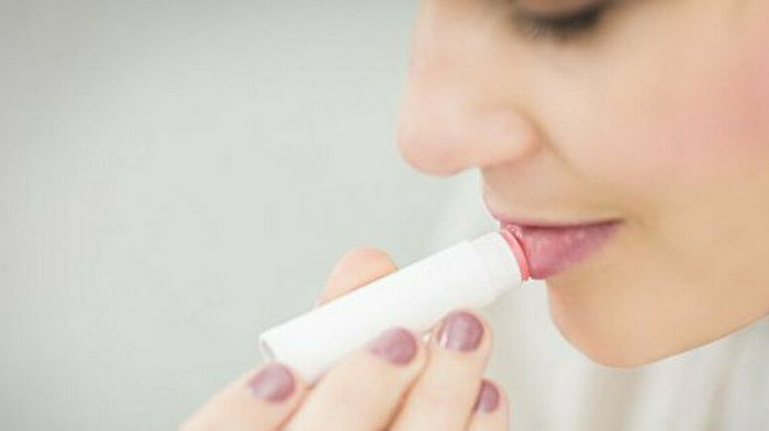 Что нужно знать о бальзаме для губ: опасные и полезные ингредиенты в составе