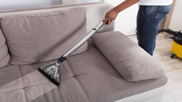 Химчистка дивана: когда требуется и преимущества услуги