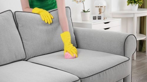 Химчистка дивана: когда требуется и преимущества услуги