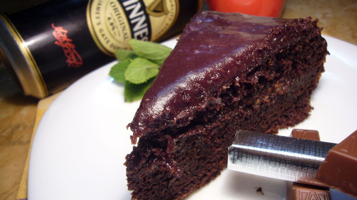 Шоколадный торт на темном пиве