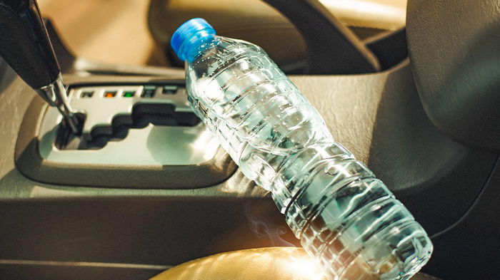 Почему не стоит оставлять в машине бутылку воды