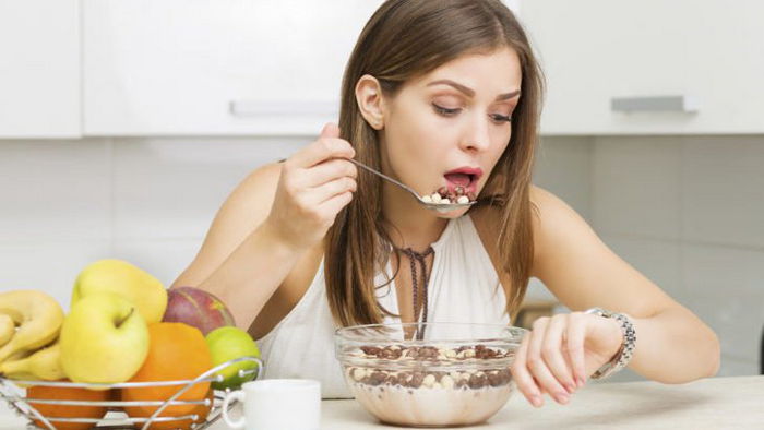 5 вещей, которые нельзя делать после еды
