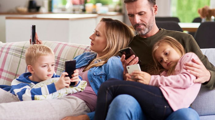 5 причин, почему нельзя пялиться в мобильный при своих детях
