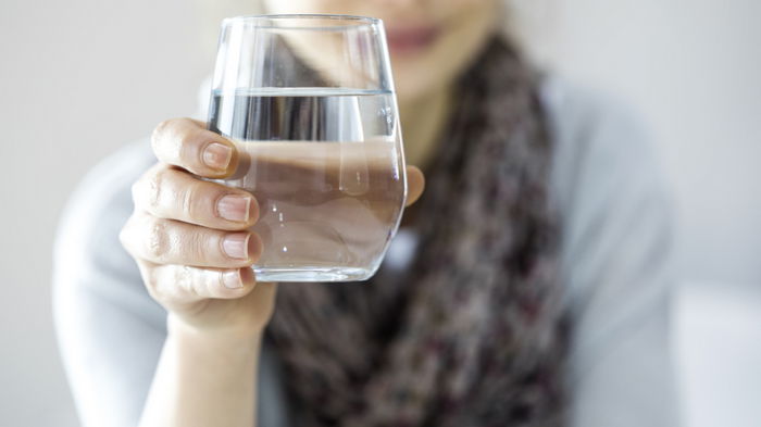 6 причин не пить воду, которая простояла в стакане всю ночь