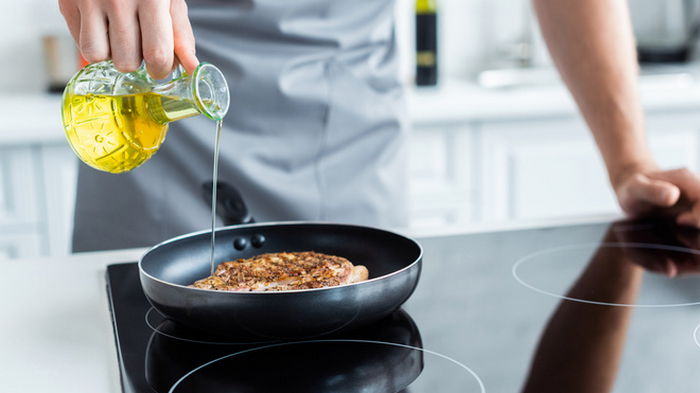 9 трюков, чтобы еда не пригорала к сковороде