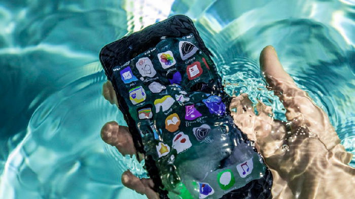 Упавший в воду телефон еще можно спасти