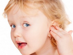 Нужно ли прокалывать ушки детям до года?
