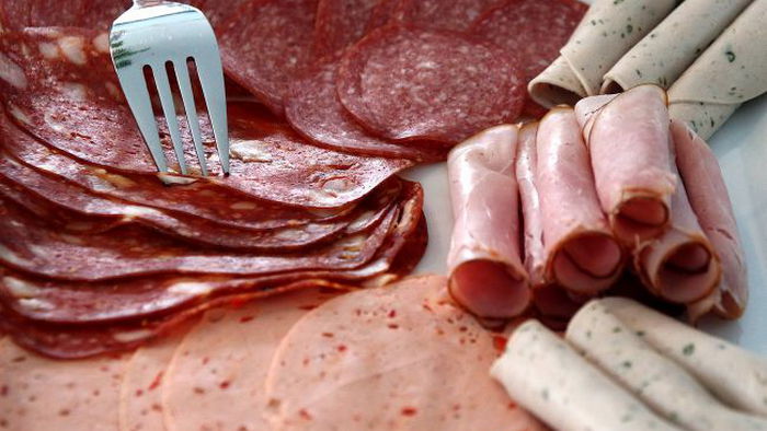 Как быстро очистить колбасу или сосиски от кожуры: вместе с ней есть не рекомендуется