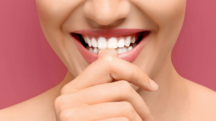 7 основных привычек, которые могут повредить зубы и десны
