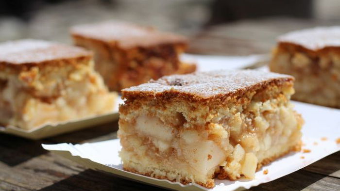 Не надо месить тесто! Быстрый насыпной яблочный пирог от известного кулинара