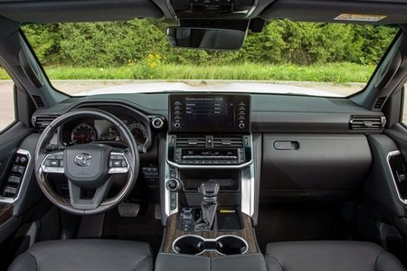 Toyota Land Cruiser 300: особенности