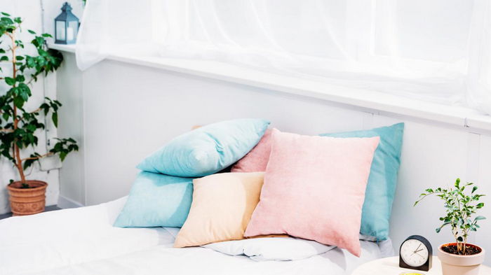 Как почистить подушку от желтых пятен: лайфхаки для хозяюшек