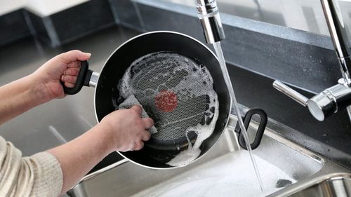 Как очистить сковороду: три быстрых способа хозяйкам на заметку