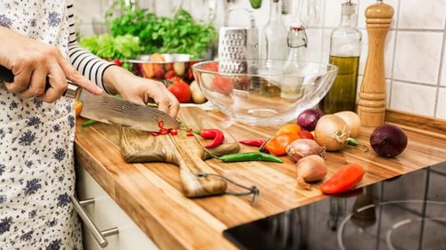 Опасные лайфхаки для кухни: 10 привычек, от которых нужно избавиться