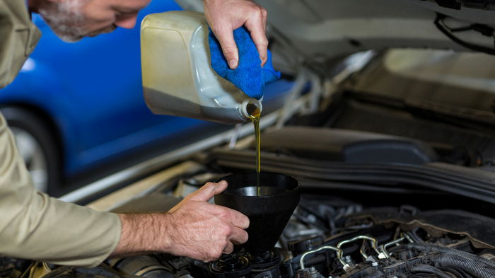 Как хранить масло для двигателя, чтобы не повредить авто