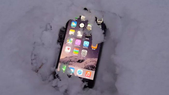 Как «воскресить» телефон, если он упал в снег