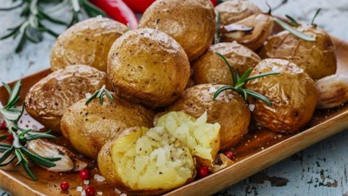 Готовим вкусную картошку «в мундире» без плиты всего за 15 минут!