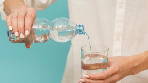 Какую воду полезнее пить: врач дает важное объяснение