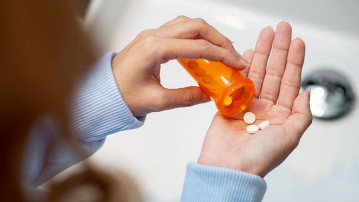 Можно ли таблетки растирать в порошок: врач рассказал о распространенной ошибке