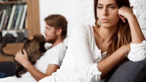 8 четких сигналов, что мужчина утратил интерес к вашим отношениям