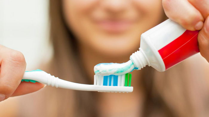 Микробы, кариес и стоматит: что будет, если не менять зубную щетку