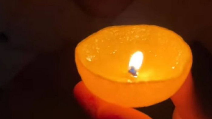 Сделайте свечу из мандарина, которая будет гореть несколько дней: простая инструкция