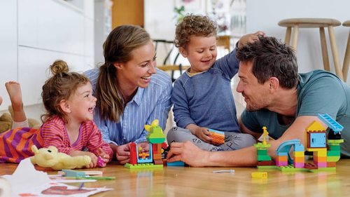дети с родителями собирают конструктор