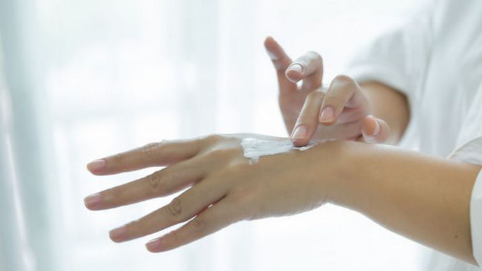 Эти средства помогут эффективно восстановить потрескавшуюся кожу рук зимой