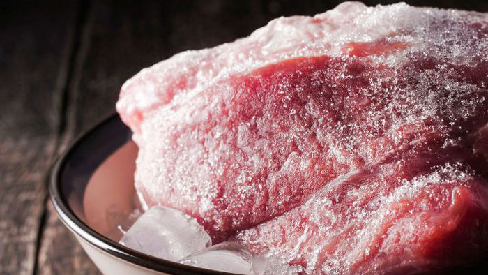 Промойте мясо уксусом перед приготовлением и вы избавитесь от серьезной проблемы