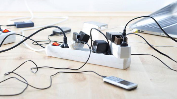 Не работают, но потребляют электричество: какие устройства лучше отключить из сети перед сном