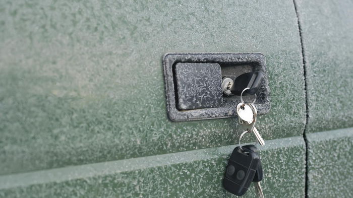 Замерзла дверь в машине: что делать, чтобы ее открыть