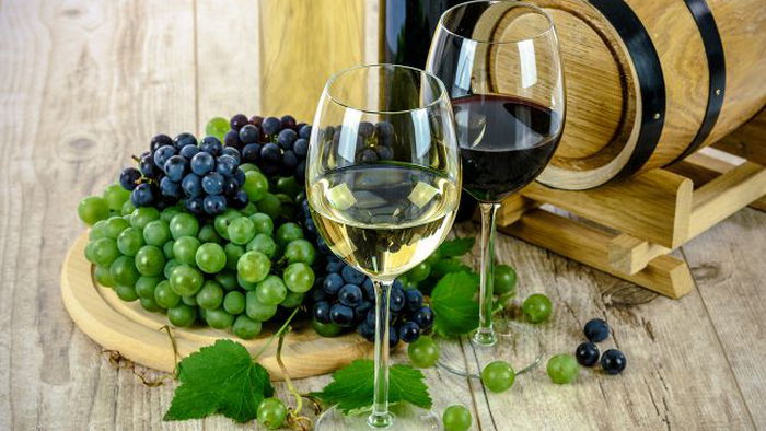 Этот быстрый способ поможет отличить натуральное вино от порошкового