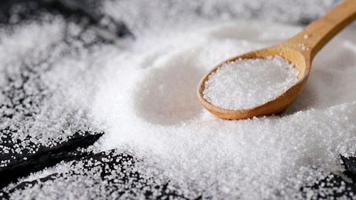 Что означают народные приметы, если рассыпался сахар или разбилась солонка