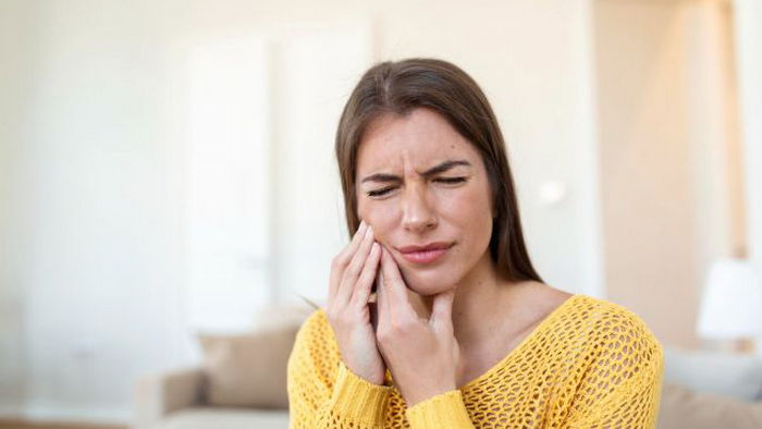 Это категорически запрещено делать при зубной боли, чтобы не усилить ее: советы стоматолога