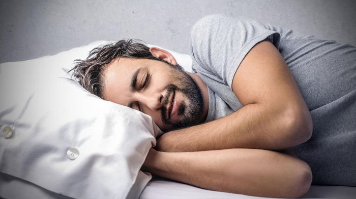 Нехватка сна провоцирует увеличение веса: нутрициолог рассказала, как это связано