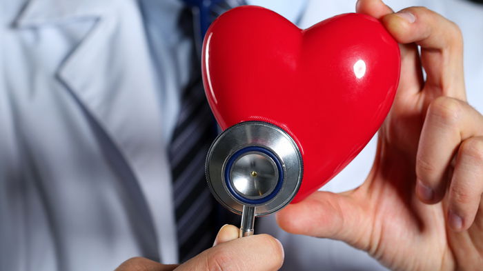 С этими симптомами — немедленно к кардиологу: не ждите, пока заболит сердце