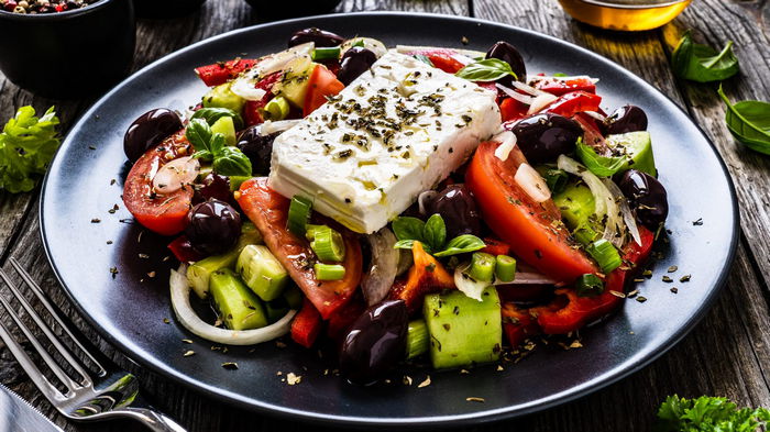 Без плиты за 10 минут: сочный греческий салат для всей семьи