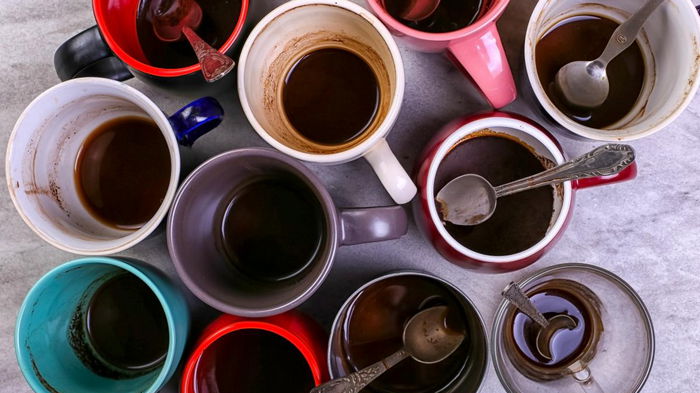 Будут сиять чистотой: как избавиться от чайного налета на чашках и термосе
