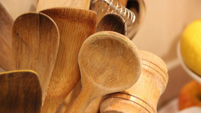 Как правильно мыть и дезинфицировать кухонные лопатки и ложки из дерева: вы точно этого не знали!