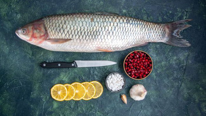 Как быстро и без ножа почистить рыбу от чешуи?
