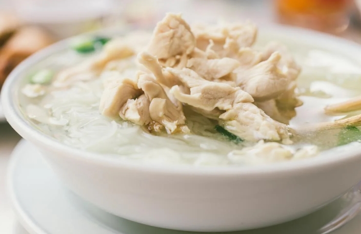 Ароматный и наваристый: куриный суп с чесночными галушками-рулетиками