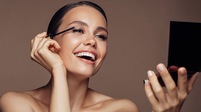 Визажист назвала популярный прием макияжа, который визуально придает женщинам возраст