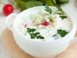 Охлаждающий суп окрошка (рецепт)