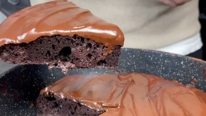 Шоколадный кекс на сковородке за 30 минут: простой рецепт для всей семьи