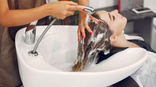 Холодной или горячей: какой водой лучше всего мыть волосы