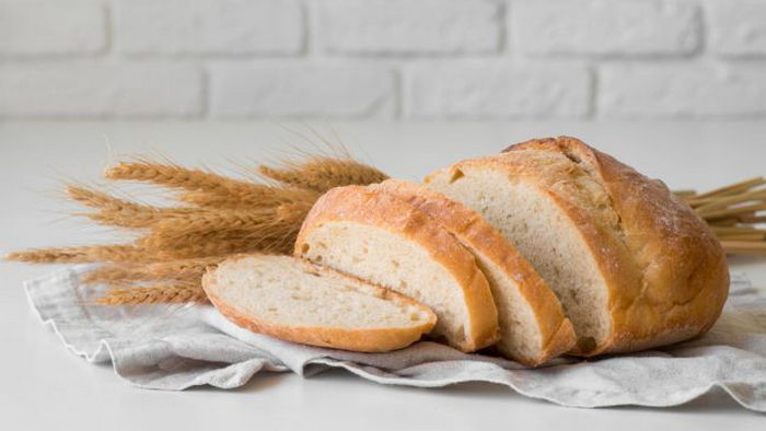 Простая привычка может навлечь беду: что категорически нельзя делать с хлебом